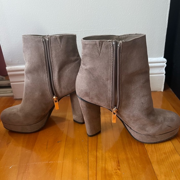 High heeled booties - Picture 2 of 3